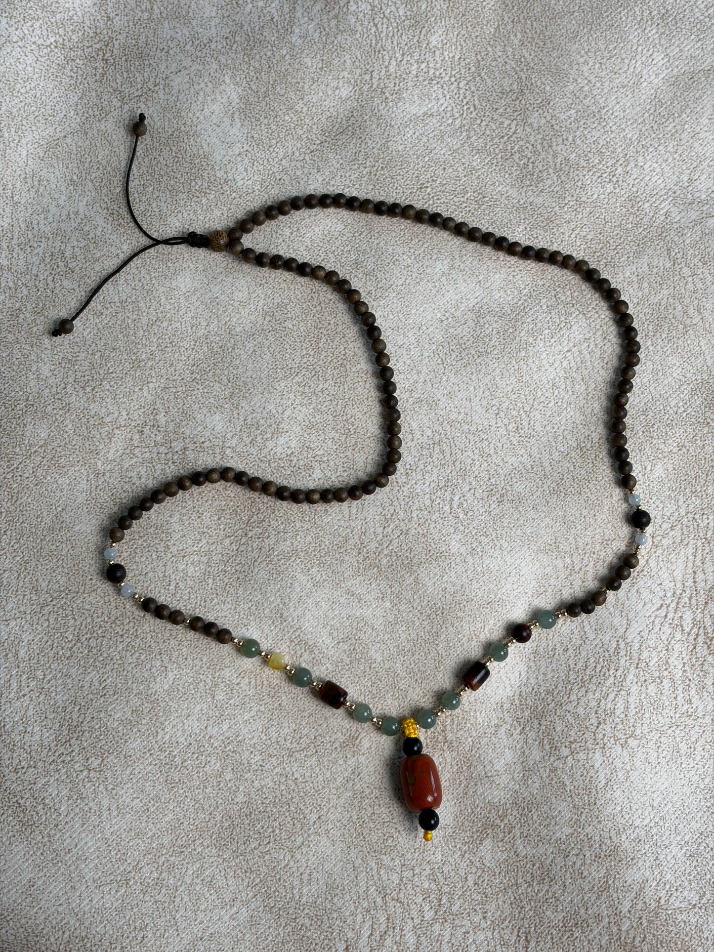 Collier artisanal – Bois sacrés & pierres impériales