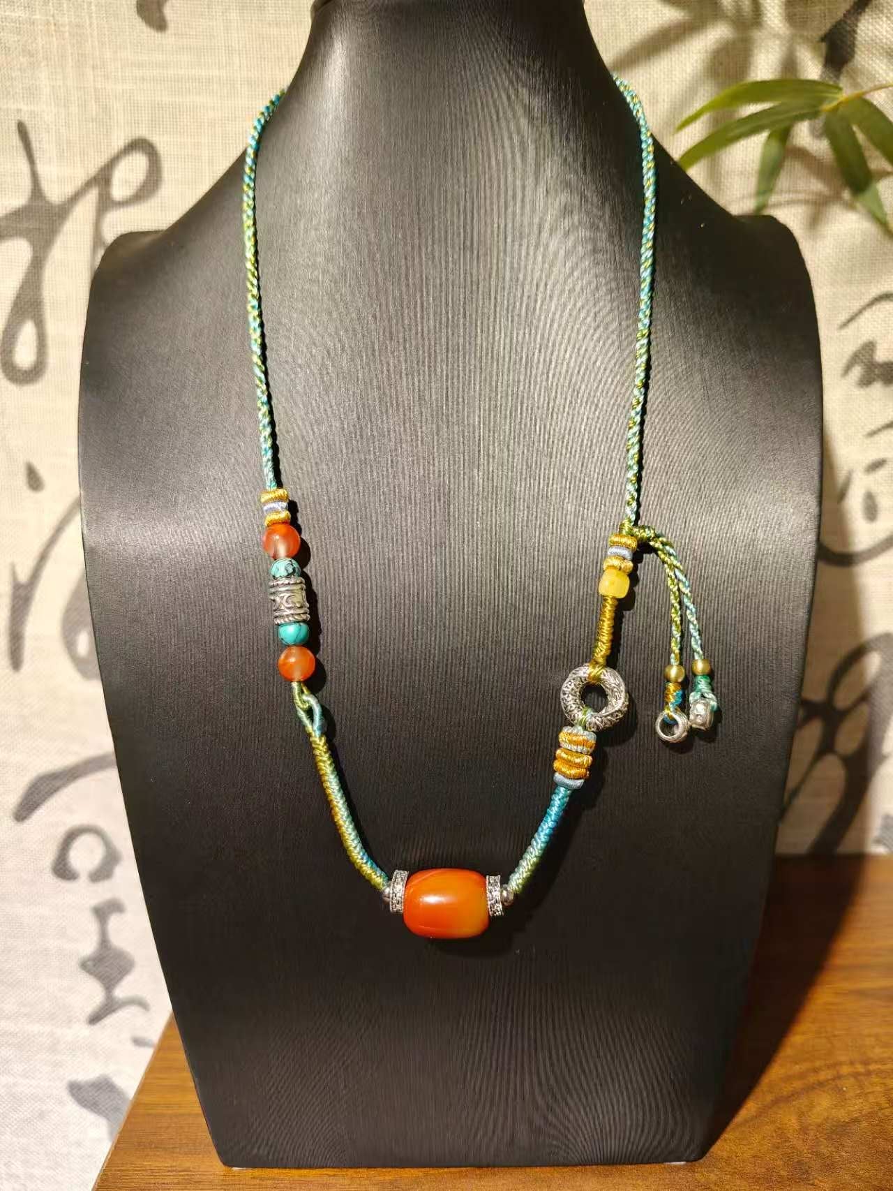 Collier tibétain contemporain – Artisanat sacré