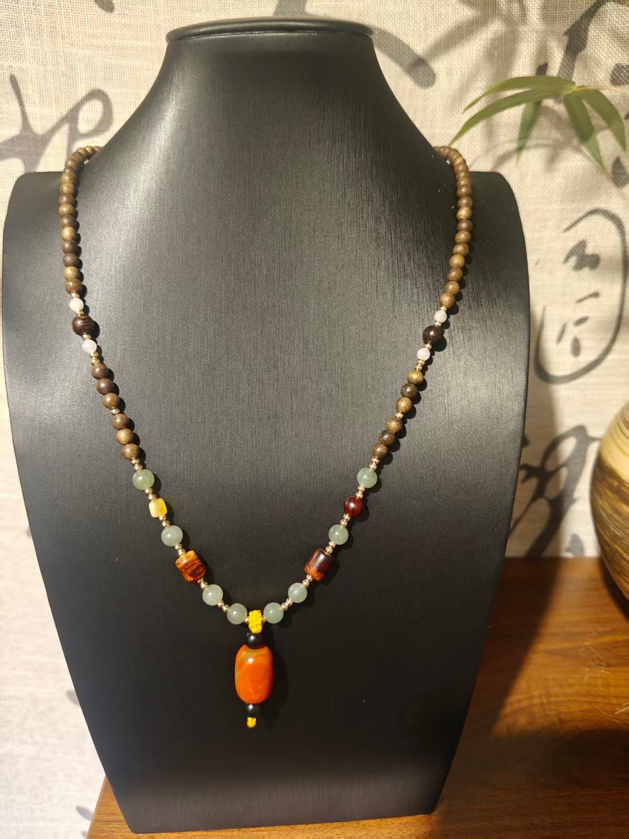 Collier artisanal – Bois sacrés & pierres impériales