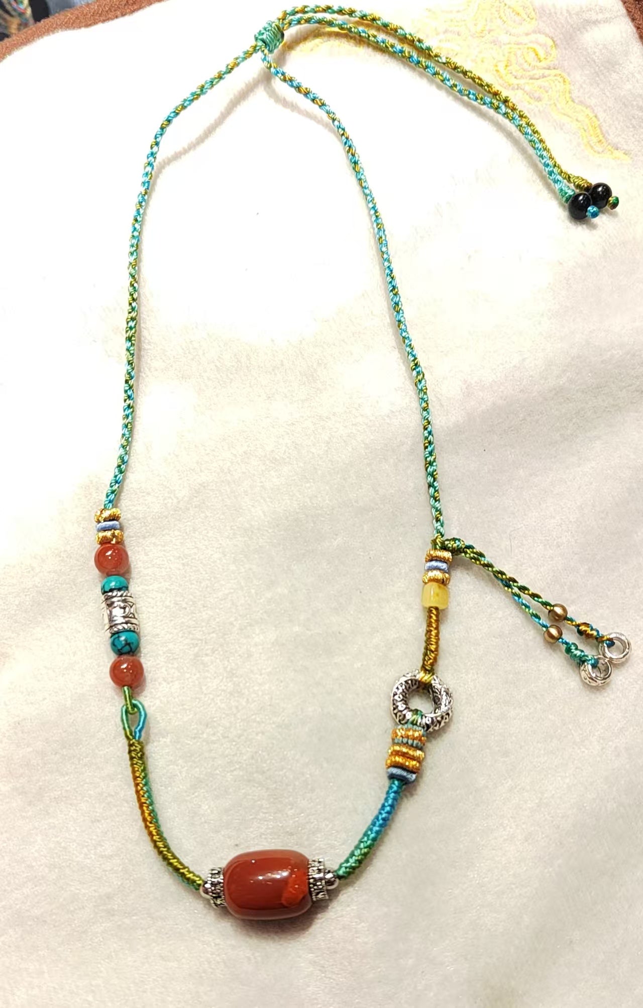 Collier tibétain contemporain – Artisanat sacré