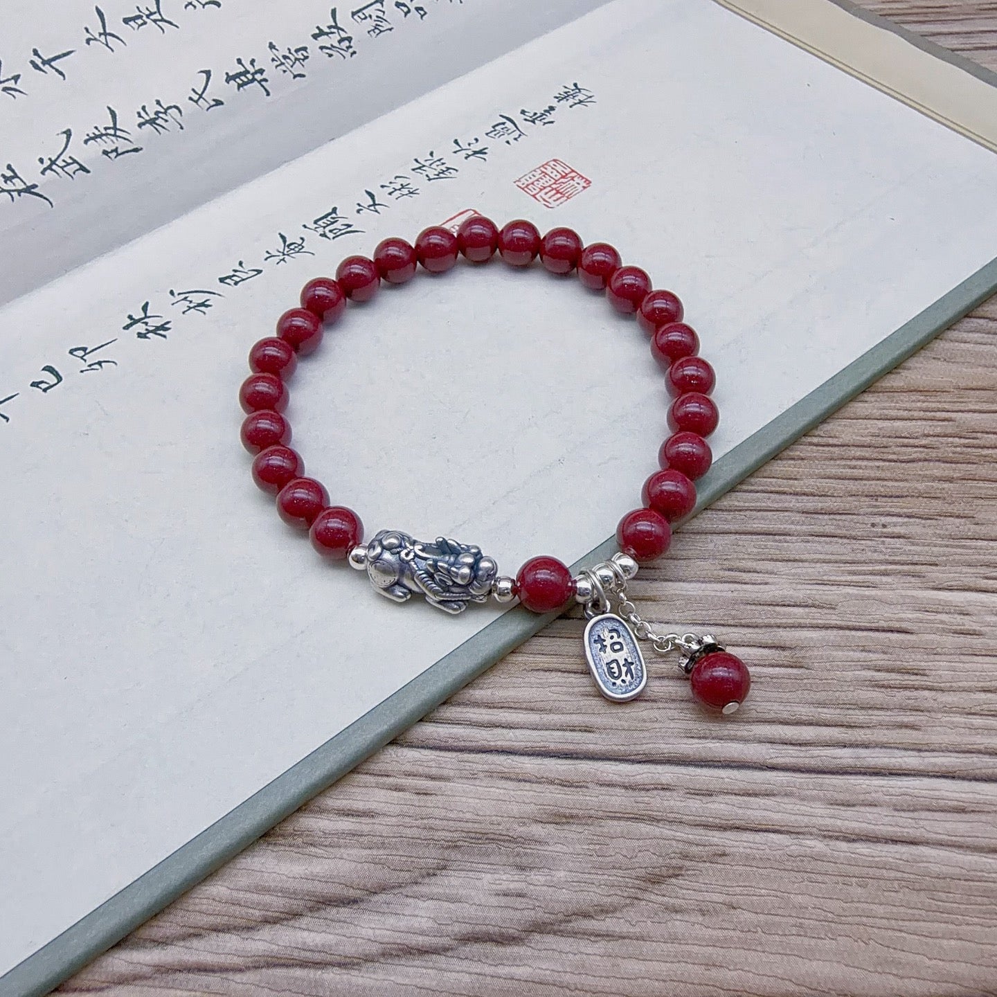 Bracelet en pierle de cinabre violet doré