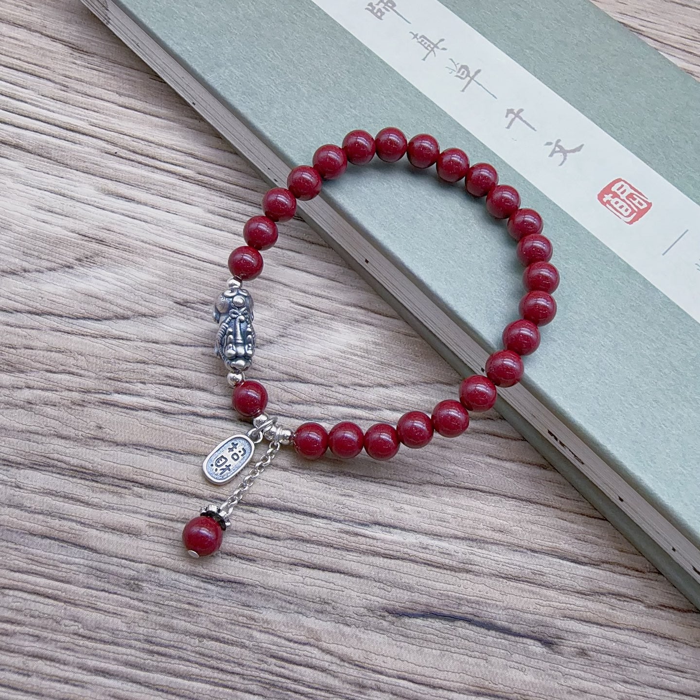 Bracelet en pierle de cinabre violet doré